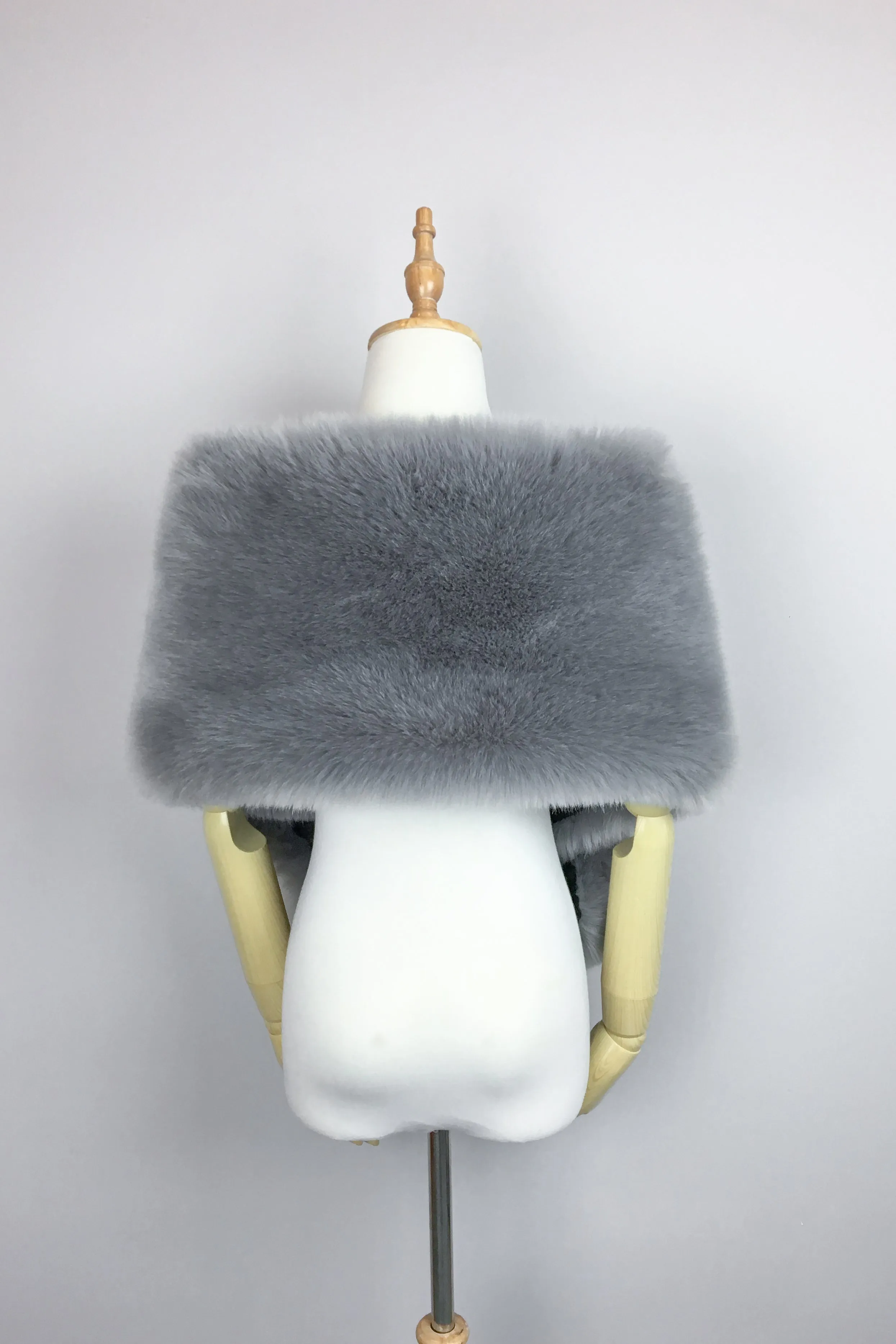 Light Gray Fur Shawl (Lilian Gry01)