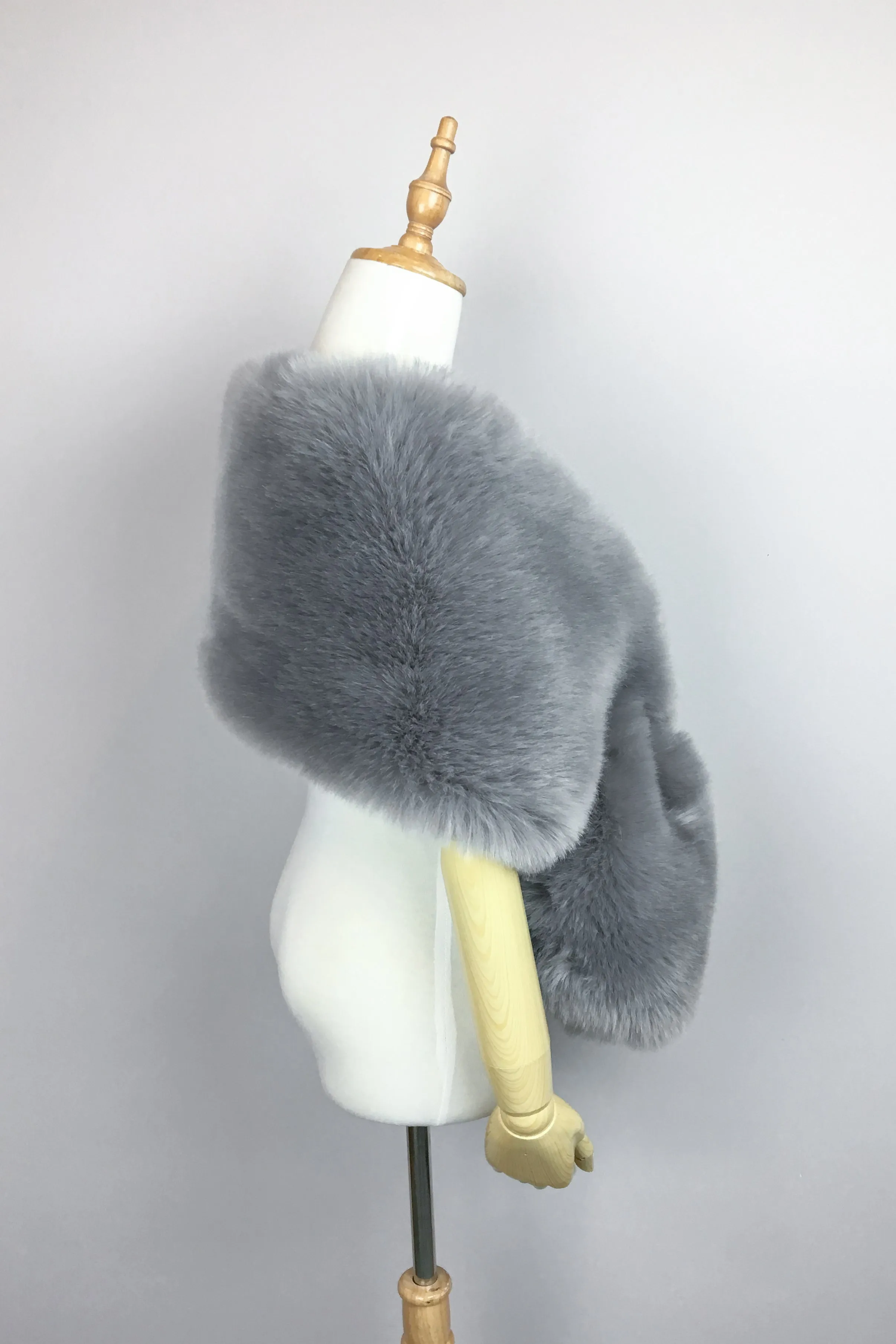 Light Gray Fur Shawl (Lilian Gry01)