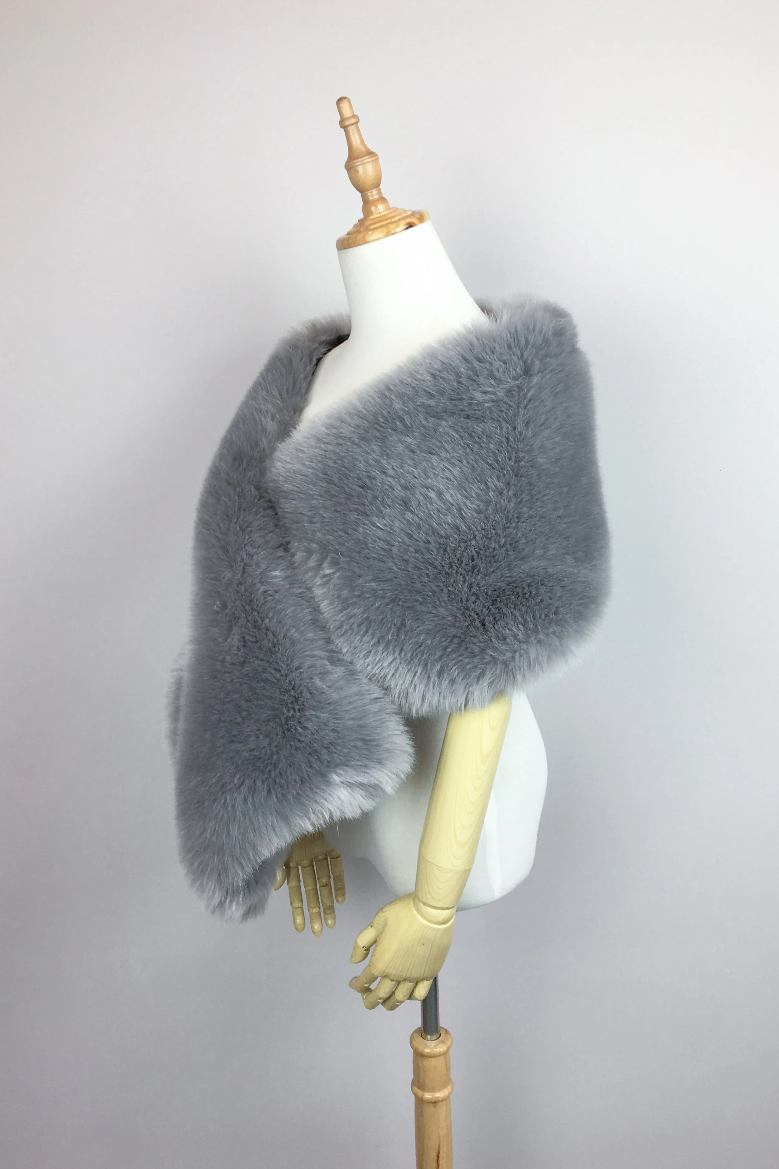 Light Gray Fur Shawl (Lilian Gry01)